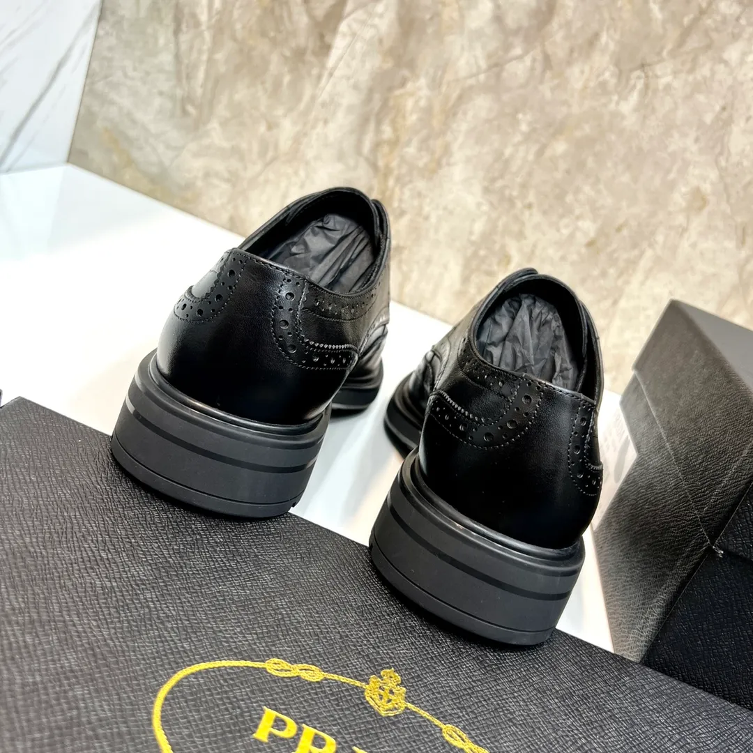 Original order quality: P580 Brand: PRADA (Prada) Standard code: Men's size 38/44 (45 can be customized) Grade: Same style as the official website High-quality men's shoes Material: Original cowhide Water-dyed cowhide lining Rubber outsole Style categories: Men's fashionable formal leather shoes Slip-on men's shoes series Young fashion European and American trends British style Top luxury Color: Actual picture